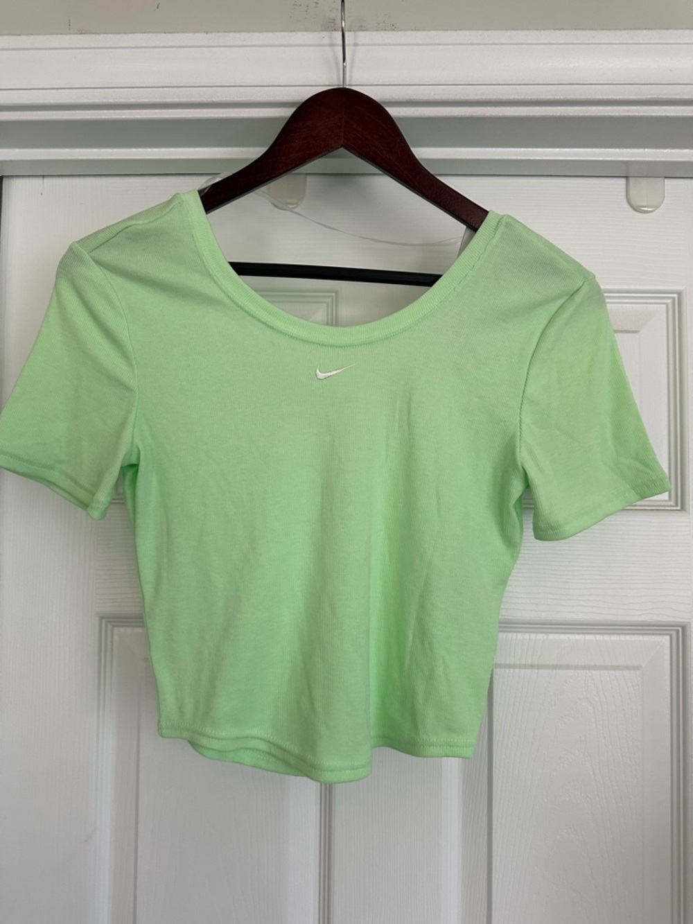 Nike Tight Fit Ribbed cropped Athletic Top size S NWT